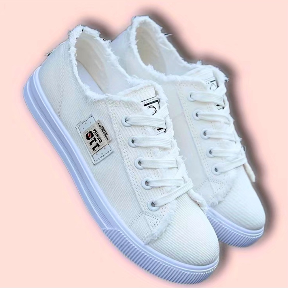 NWT: Womens White Low Top Canvas Shoes, Non-Slip, Lace Up, Size 7